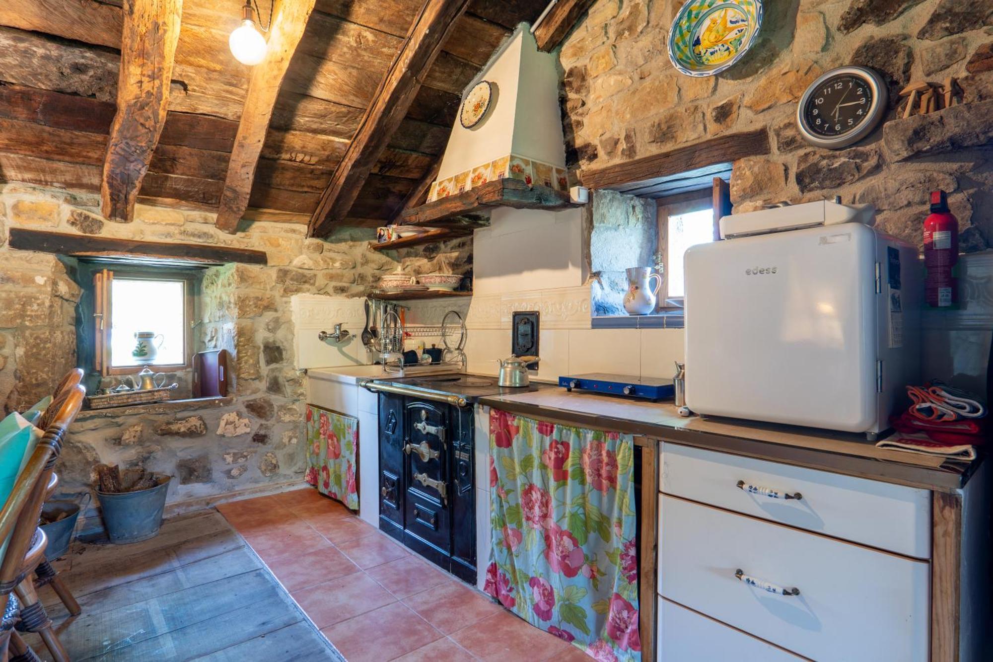Vivienda Pasiega Lo Lucas 1920 San Roque de Ríomiera Eksteriør bilde